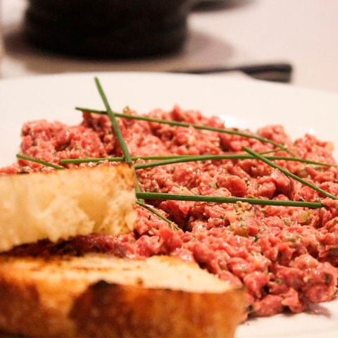 Também há as versões de carne moída ou o Tartare, que deve ser levar carne cortada em pequeninos pedaços com a faca.  Esse prato leva carne crua bem temperada e que pode ser acompanhada por ovo. .