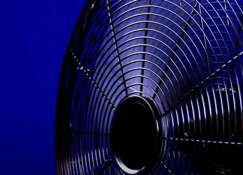 Ventilador de chão - Direcionar a corrente de ar do ventilador suavemente para cima pode expulsar os mosquitos pela força dos ventos. 
