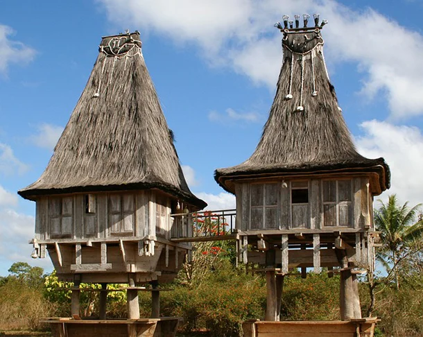 Timor Leste - Tornou-se independente de Portugal em 1975. Depois, precisou de livrar de dominação da Indonésia, em 2002. Além de português, os habitantes falam tétum (mas cerca de 30 dialetos existem no país devido à diversidade étnica).