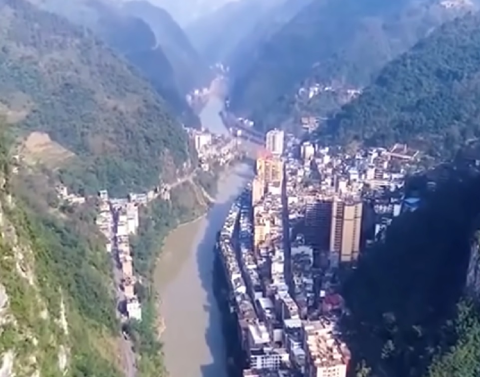 Como é a vida na cidade mais estreita do mundo; saiba onde fica