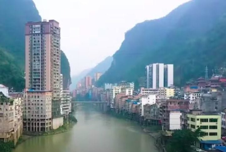 A cidade possui um sistema de metrô que passa por túneis escavados nas montanhas, e uma única rua principal que se estende pelos cerca de 18 km de extensão total da cidade.