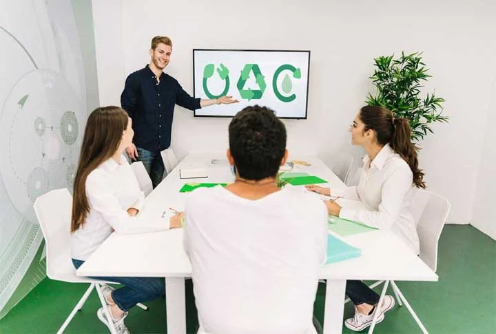 1. Gestor de ecorrelações - Este profissional concentra-se no controle socioambiental e na qualidade de vida. A formação recomendada é: Graduação em Engenharia, Administração, Economia ou Ecologia, com especializações em Marketing ou Biologia.