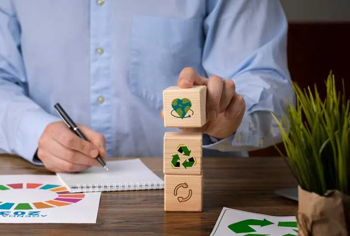 2. Gestor de resíduos - O profissional direciona corretamente resíduos, transformando o lixo em fonte de renda e energia. A formação recomendada é: Graduação em Engenharia Química, Engenharia Ambiental ou Biologia.