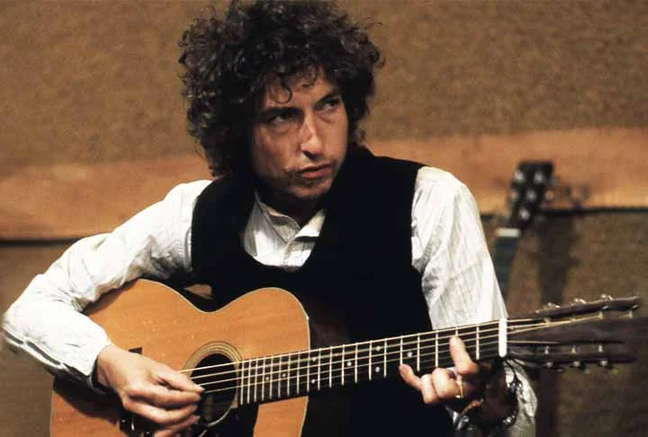 De acordo com o tabloide britânico “The Sun”, Chalamet irá fazer uma participação no palco acústico do festival Glastonbury, dia 28 de junho, na Inglaterra, com a banda Not Completely Unknown, que homenageia Bob Dylan (foto).
