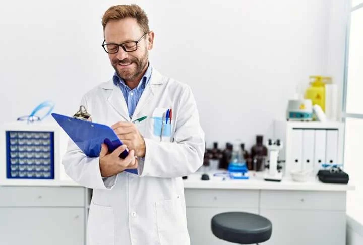 5. Bioinformacionista - Integrando genética e desenvolvimento de medicamentos, esse profissional emerge como uma figura crucial na área de saúde. A formação recomendada é: Graduação em Farmácia, Medicina, Biotecnologia, com combinações sugeridas para especialização.