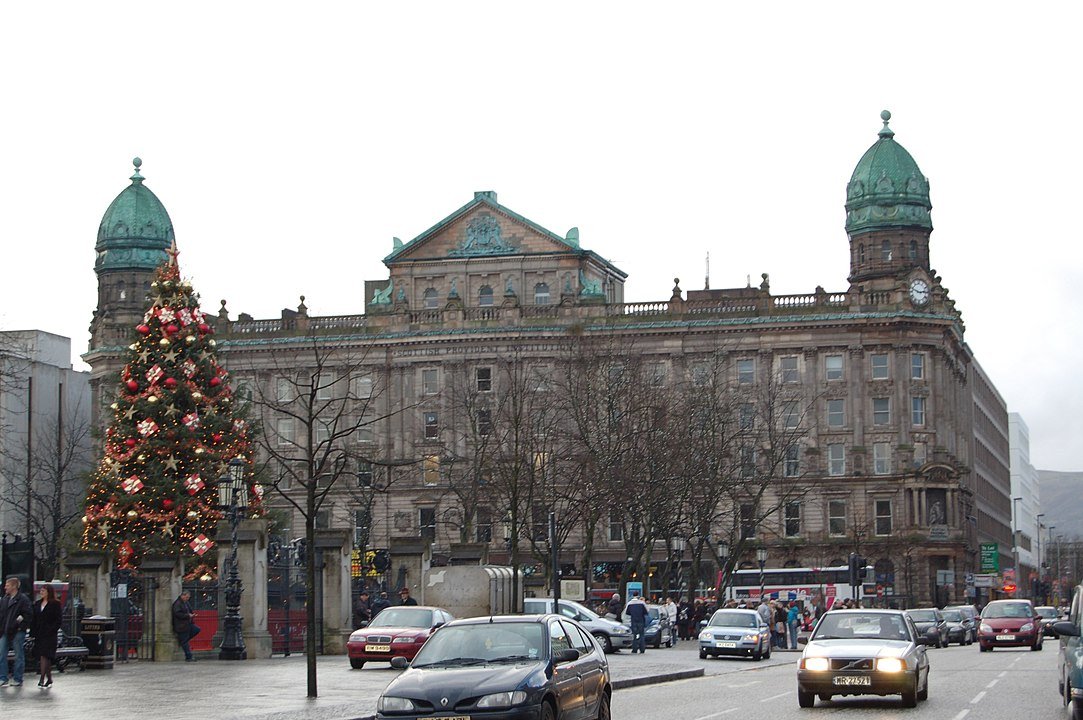 A capital Belfast é a segunda maior cidade na Ilha da Irlanda. Ali foi construído o Titanic, transatlântico que afundou em 1912.  