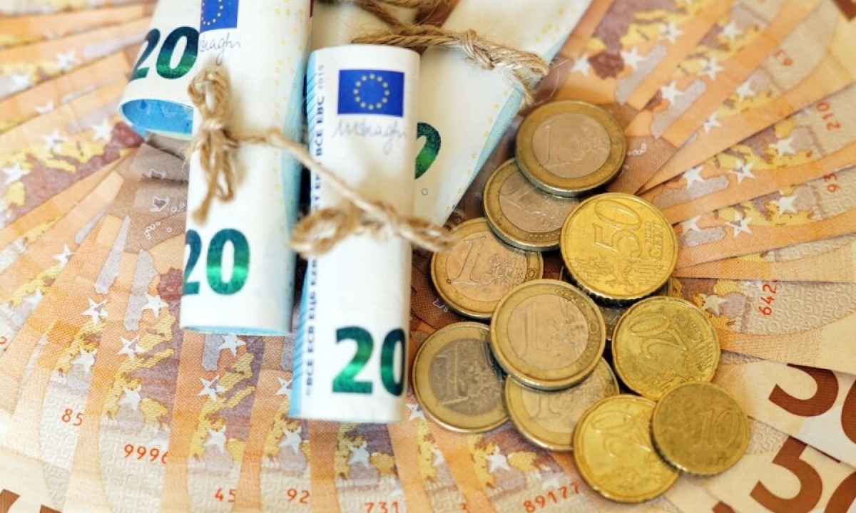 Acompanhar o câmbio com antecedência, fracionar a compra e escolher o canal certo para a aquisição são passos importantes Dinheiro estrangeiro