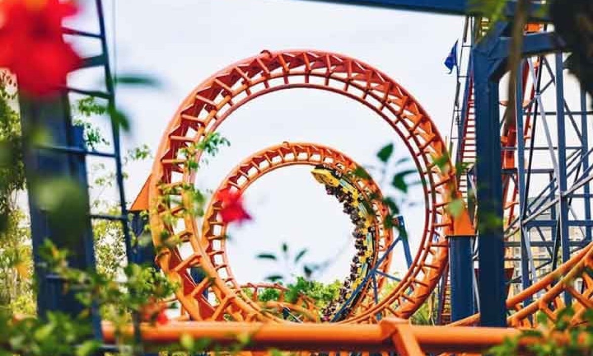 FireWhip é a montanha-russa mais radical do Beto Carrero, segundo descrição do parque, e a primeira invertida do Brasil. Construída em 2008, ela possui 700 metros de adrenalina, a quase 100 km/h e 5 loopings. - (crédito: Instagram @betocarrero)