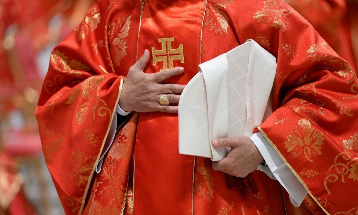 Cardeal durante uma missa sagrada para a Eleição do Romano Pontífice, antes do início do conclave, na Basílica de São Pedro no Vaticano -  (crédito: VATICAN MEDIA / AFP)