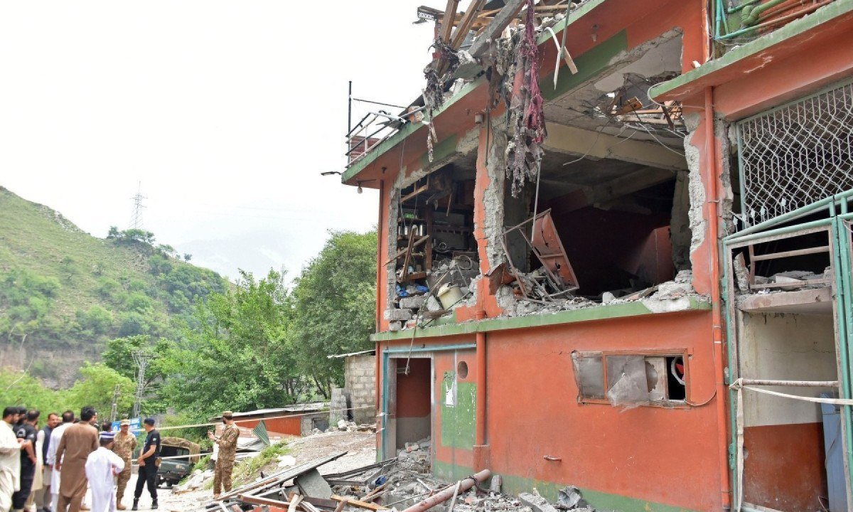 Soldados e curiosos inspecionam os destroços de uma mesquita após ataques indianos em Muzaffarabad, capital da Caxemira administrada pelo Paquistão, em 7 de maio de 2025
       -  (crédito: Sajjad QAYYUM / AFP)