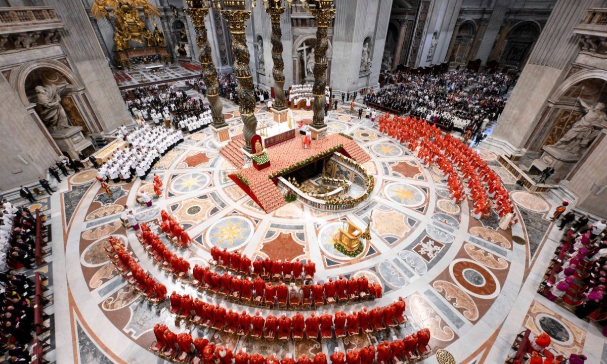 Cardeais durante uma missa para a Eleição do Romano PontÃfice, antes do inÃcio do conclave, na BasÃlica de São Pedro - (crédito: VATICAN MEDIA / AFP) Cardeais durante uma missa para a Eleição do Romano PontÃfice, antes do inÃcio do conclave, na BasÃlica de São Pedro - (crédito: VATICAN MEDIA / AFP)