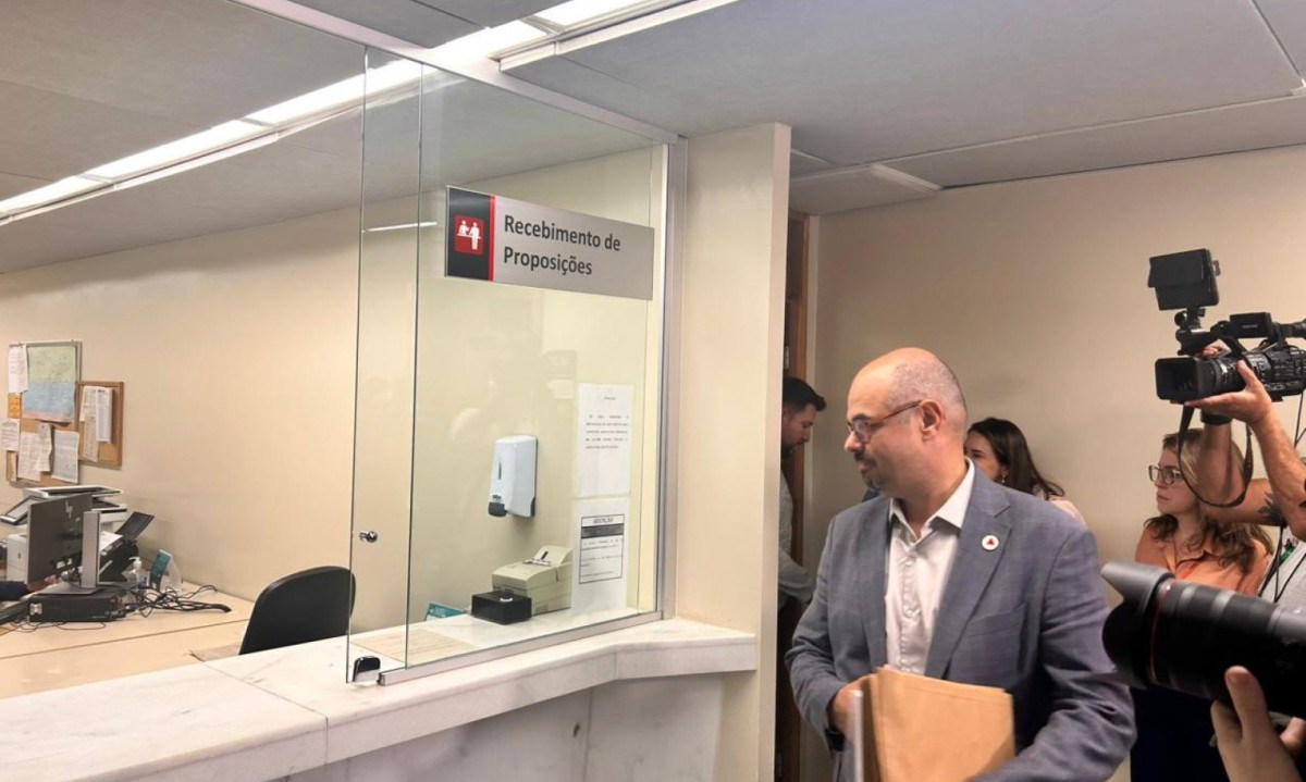 Simões protocolou projetos do Propag pessoalmente na Assembleia Legislativa -  (crédito: Bernardo Estillac/EM/D.A Press)