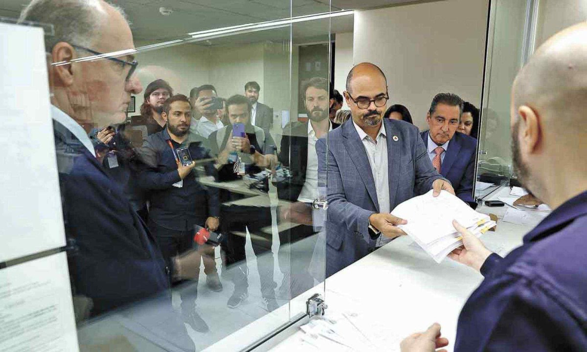 Mateus Simões entregou as propostas do Executivo mineiro na sala do protocolo de proposições da Assembleia - (crédito: GUILHERME DARDANHAN/ALMG) Mateus Simões entregou as propostas do Executivo mineiro na sala do protocolo de proposições da Assembleia - (crédito: GUILHERME DARDANHAN/ALMG)
