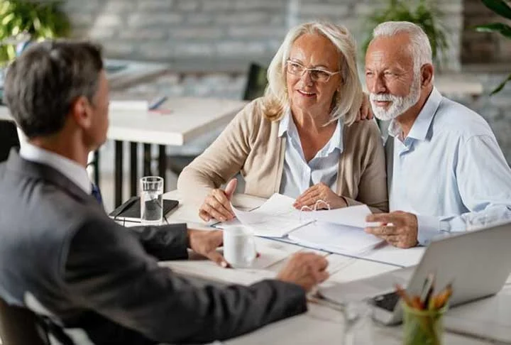 7. Conselheiro de Aposentadoria - Auxiliando no planejamento financeiro, ocupacional e de saúde para a aposentadoria, esse profissional requer conhecimentos em Administração, Contabilidade e Economia.