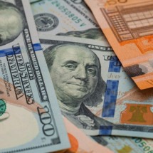 Quando comprar moeda estrangeira: saiba qual o momento certo e economize  - Freepik