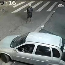Vídeo: quadrilha usa carro em marcha à ré para arrombar loja de roupas - Reprodu&ccedil;&atilde;o