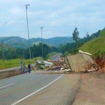 Carreta tomba, motorista se fere e BR-381 fica bloqueada - Reprodução/Redes sociais