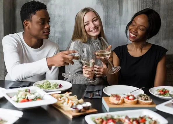 Reuniões de amigos têm diferentes aperitivos, dependendo do país; descubra a preferência de cada um - freepik