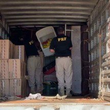 MG: polícia apreende 85 mil maços de cigarro ilegais escondidos em caminhão - PRF/Divulga&ccedil;&atilde;o
