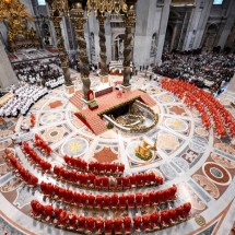 Se o Papa pode, por que as empresas ainda ignoram líderes idosos? - VATICAN MEDIA / AFP