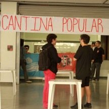 Estudantes são 'despejados' de cantina ocupada na UFMG - Fotos: Edesio Ferreira/EM/D.A Press