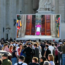 Portas da Capela Sistina se fecham e começa o conclave