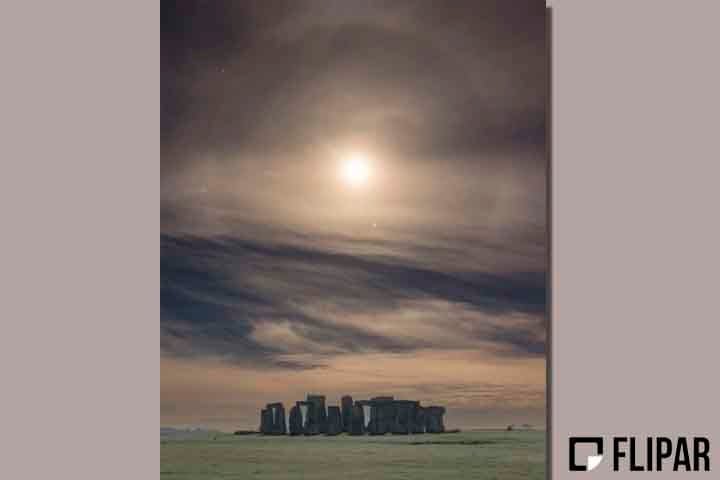 Stonehenge é amplamente conhecida por sua conexão com os movimentos do Sol, em particular no solstício de verão, quando milhares de pessoas se aglomeram no monumento nas primeiras horas do dia para testemunhar o nascer do Sol.