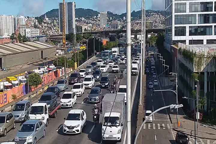 Quando um veículo a pelo pórtico, sensores de alta resolução capturam as informações do tag e da placa. Em seguida, utilizando tecnologia de reconhecimento de caracteres e sensores de alta definição, o sistema identificará a placa e emitirá automaticamente a cobrança para o veículo.