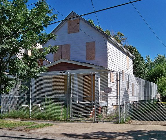 A casa tinha 130 mÂ², com dois andares, quatro quartos e um porÃ£o de 71 mÂ². A residÃªncia foi construÃ­da em 1890 e amplamente reformada em 1956. Ele teve que demolir a sua casa para nÃ£o pegar pena de morte. 