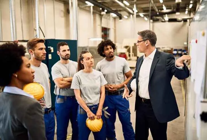 12. Coordenador de desenvolvimento da força de trabalho - Integrando psicologia, administração e gestão de pessoas, esse profissional foca a educação continuada. A formação recomendada é: Graduação em Psicologia, com especialização em Administração e ênfase em Gestão de Pessoas.