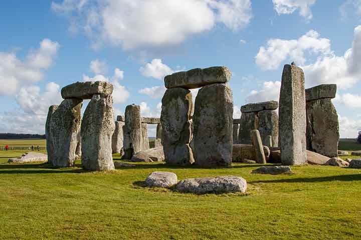 As pedras estacionÃ¡rias de Stonehenge, que formam um retÃ¢ngulo ao redor do cÃ­rculo principal, se alinham aproximadamente com as extremidades da Lua durante a estagnaÃ§Ã£o lunar.