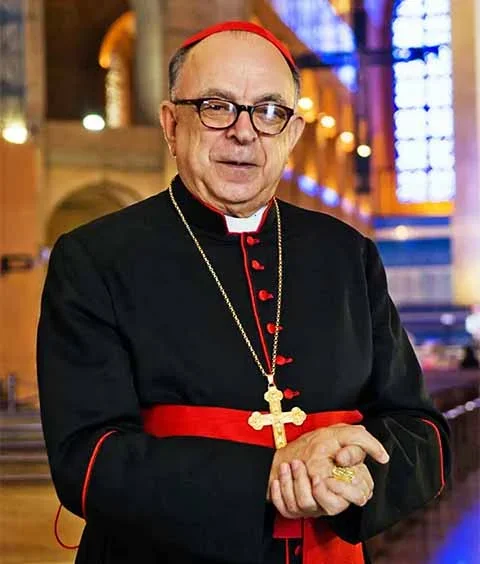 Além dos sete brasileiros aptos a votar no sucessor do Papa Francisco, o Brasil tem mais um cardeal, Raymundo Damasceno de Assis, de 88 anos.

