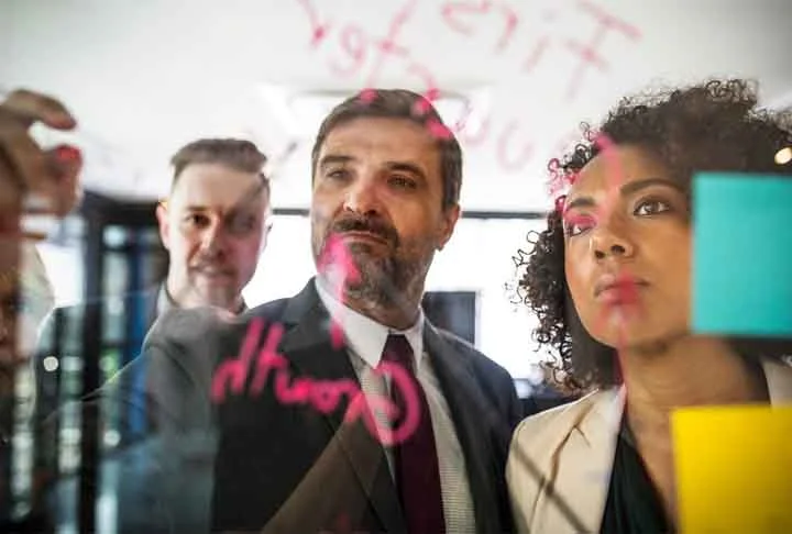 17. Gestor de inovação - A inovação transcende o desenvolvimento de produtos, tornando-se essencial na otimização de processos e na redução de custos. A formação recomendada é: Graduação em Marketing, com especialização em Pesquisa de Mercado para uma abordagem completa.
