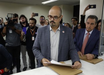 Mateus Simões (Novo), ao lado do líder de governo na Assembleia, João Magalhães (MDB), protocola os projetos ligados ao Propag -  (crédito: Guilherme Dardanhan/ALMG)