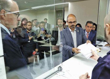 Mateus Simões entregou as propostas do Executivo mineiro na sala do protocolo de proposições da Assembleia -  (crédito: GUILHERME DARDANHAN/ALMG)