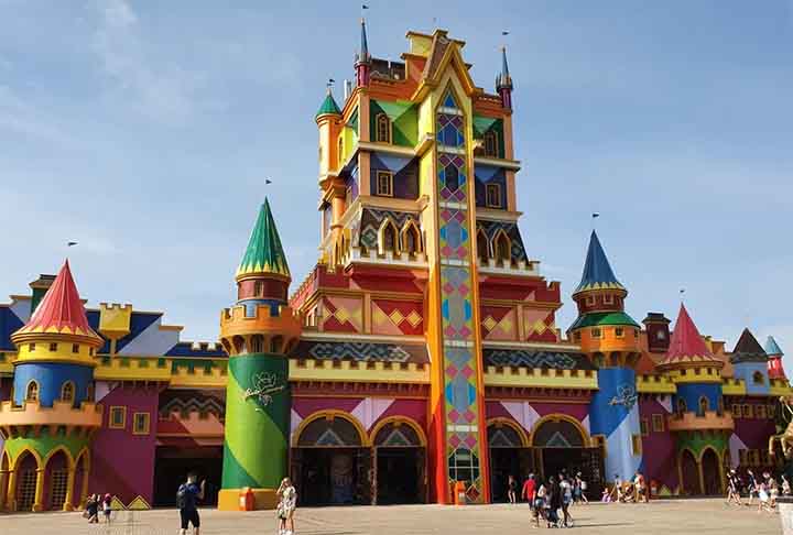 Mais que um portal, é dentro do Castelo das Nações que estão localizadas as bilheterias, as salas para retirada de aportes, agência bancária, caixas eletrônicos, loja da Griffe Beto Carrero e Betinho Carrero, entre outros setores do parque.