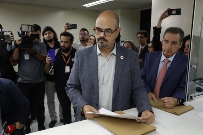 Mateus Simões (Novo), ao lado do líder de governo na Assembleia, João Magalhães (MDB), protocola os projetos ligados ao Propag -  (crédito: Guilherme Dardanhan/ALMG)
