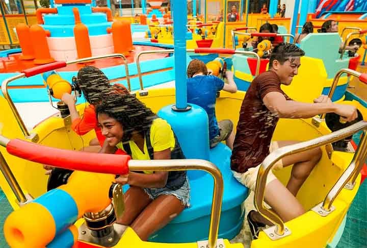 Imagine um disco gigante para 40 pessoas girando freneticamente em cima de um trilho com o formato de uma onda. Você está pronto para embarcar em uma aventura. Esse é o Super Soaker Splash, mais uma das atrações do Beto Carrero World. 