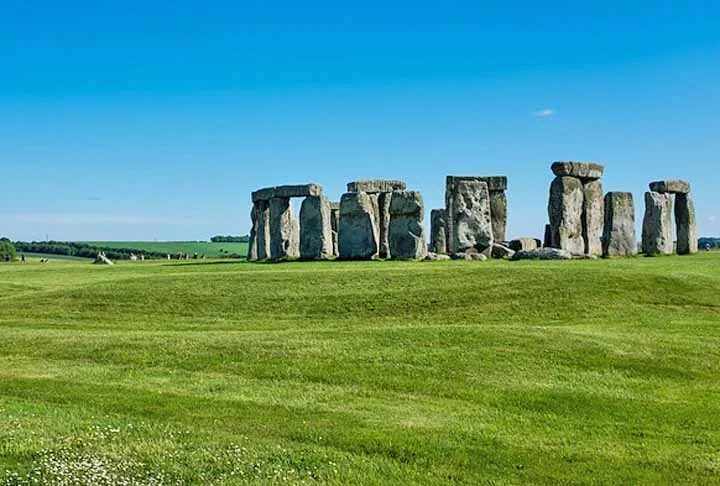 Em 1986, Stonehenge foi designado como Patrimônio Mundial da UNESCO, reconhecendo sua importância histórica e cultural global. Hoje, o monumento é uma das atrações turísticas mais populares da Inglaterra.