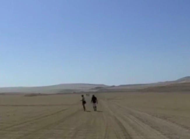 Andressa Alexandre, de 27 anos, e Paulo Ricardo da Cruz, de 32, foram assaltados e largados em um lugar remoto do deserto, sem sinal de celular. Em busca de ajuda, eles tiveram que atravessar cerca de 25 km do deserto a pé, junto com outras pessoas que estavam no passeio e também tiveram seus pertences roubados.
