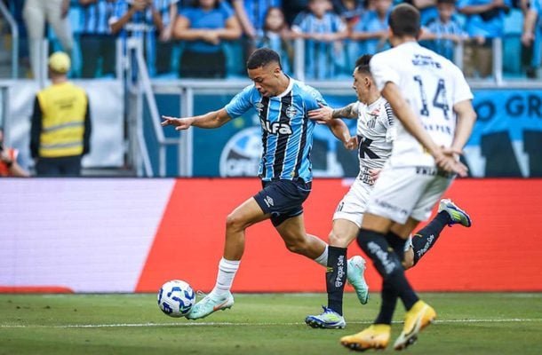ALYSSON - Em meio a uma partida mais fraca do ataque, conseguiu se destacar. O jovem jogador apareceu bem pelo lado direito, principalmente no primeiro tempo, onde tentou fazer o jogo fluir mais. No segundo tempo acabou diminuindo sua efetividade e participou pouco do jogo. Nota: 6,5 - Foto: Lucas Uebel/Grêmio FBPA
