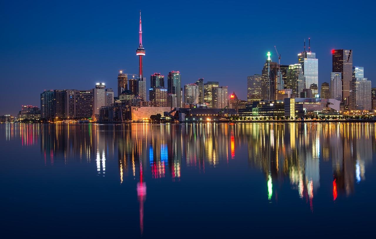 CanadÃ¡ tem 38 milhÃµes de habitantes em 9,9 milhÃµes de kmÂ². Capital: Ottawa