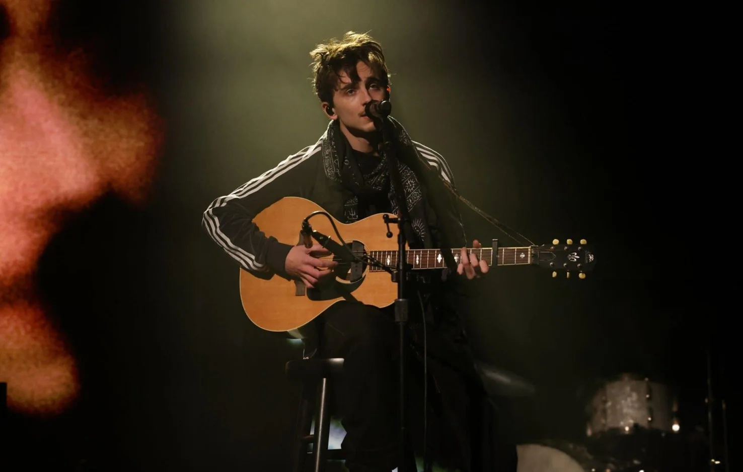 Em janeiro, Timothée Chalamet já havia exibido ao vivo seu talento vocal ao interpretar três músicas de Bob Dylan no Saturday Night Live. 
