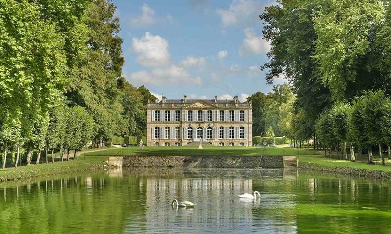 Chateau Canon (França) - Localizada em Bordeaux, é conhecida por seus vinhos tintos elegantes e equilibrados, como o Chateau Canon Saint-Emilion