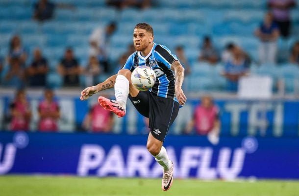 CUÉLLAR - O volante teve uma atuação discreta, sem muita participação no jogo. Acabou saindo sentindo uma lesão e preocupa para os próximos jogos. Nota: 5 - Foto: Lucas Uebel/Grêmio FBPA