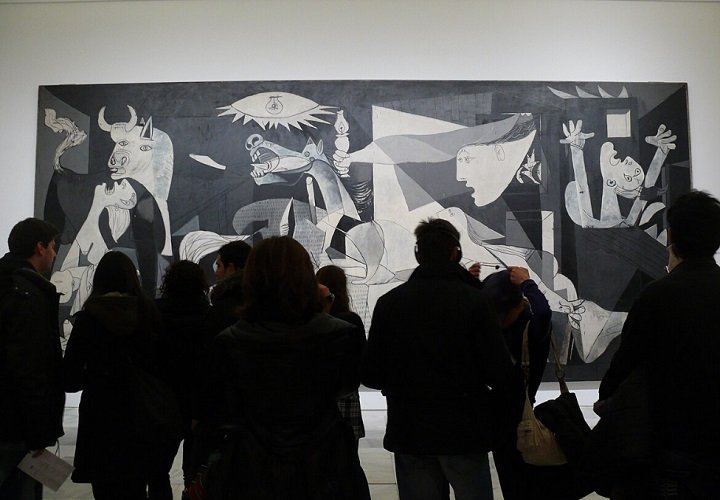 Contudo, sua busca por novas expressões o levou a explorar o surrealismo. Durante essa fase, ele criou obras que combinavam o sonho e a realidade, refletindo a complexidade da psique humana - uma de suas obras mais famosas, "Guernica" (1937), é neste estilo.