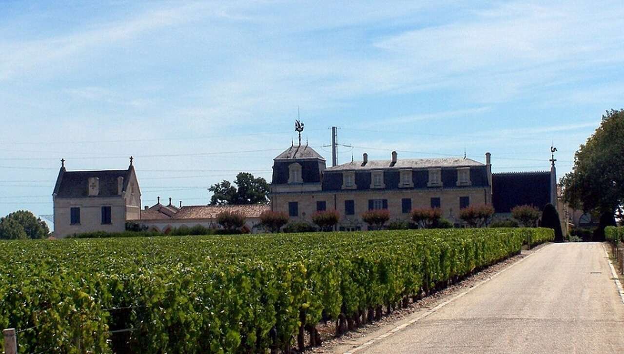 Chateau Haut-Brion (França) - Uma das vinícolas mais antigas de Bordeaux, produz vinhos tintos e brancos de alta qualidade, incluindo o Chateau Haut-Brion