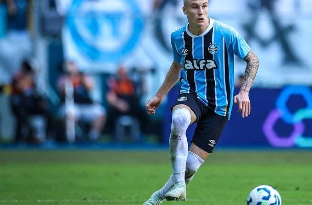 IGOR SERROTE - O lateral até conseguiu aparecer bem no campo de ataque, com cruzamentos na área, mas deixou muito a desejar na defesa, com lances afobados e perdas de bolas bobas. Nota: 5 - Foto: Lucas Uebel/Grêmio FBPA