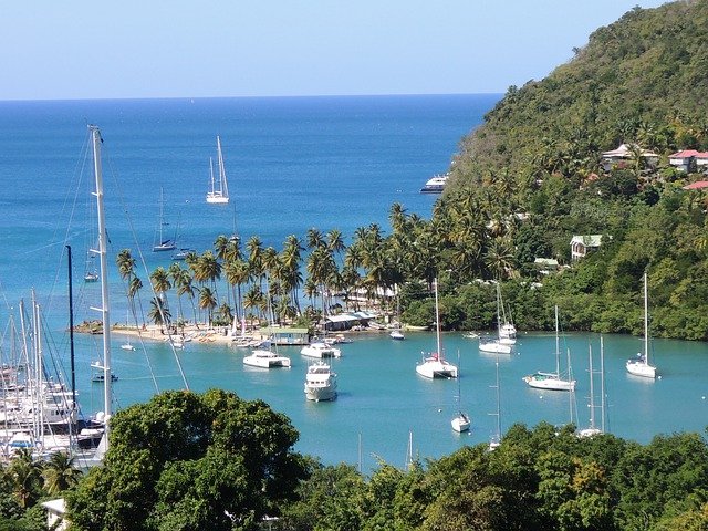 Santa Lúcia tem 180 mil habitantes em 539 km². Capital: Castries 