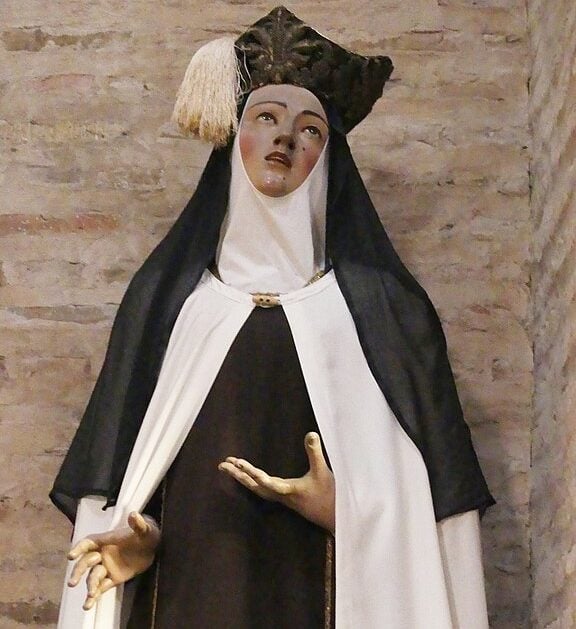 "Não há cor, porque a pele está mumificada, mas é visível, especialmente na metade do rosto. É possível ver bem. Os médicos especialistas conseguem ver quase claramente o rosto de Teresa”, disse o padre Marco Chiesa, postulador geral da Ordem dos Carmelitas Descalços.